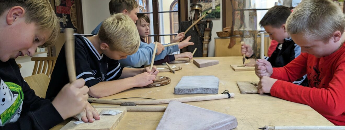 Schüler beim Schnitzen