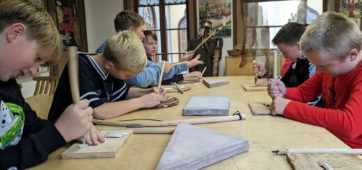 Schüler beim Schnitzen