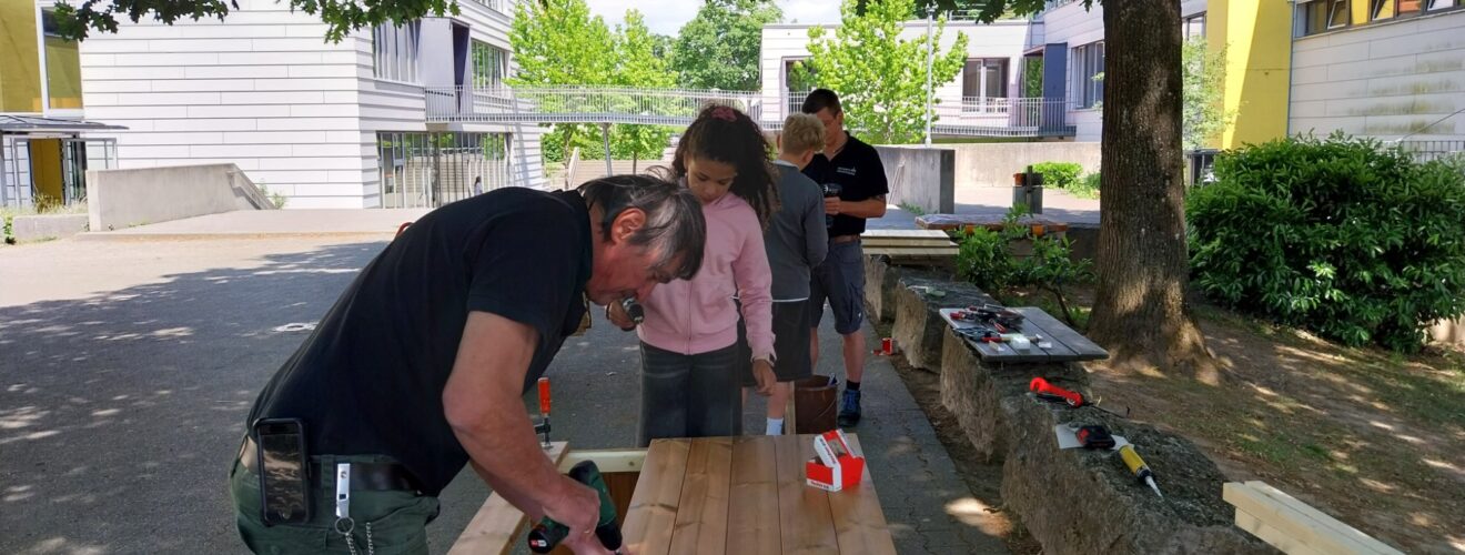 Hochbeete werden zusammengebaut