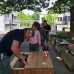 Hochbeete werden zusammengebaut