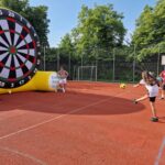 Riesenwurfscheibe mit Kindern