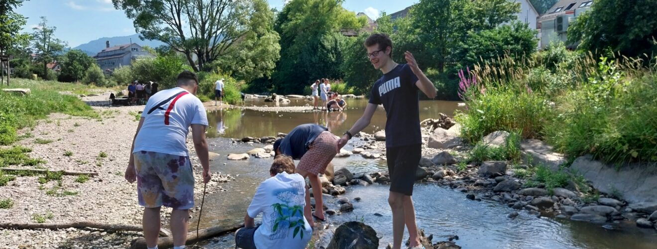 Schüler am Fluss