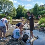 Schüler am Fluss