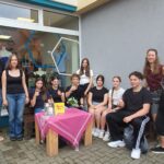 Schüler vor einem Second hand laden