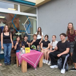 Schüler vor einem Second hand laden