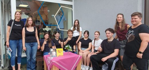 Schüler vor einem Second hand laden