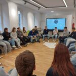 Schüler sitzen im Stuhlkreis