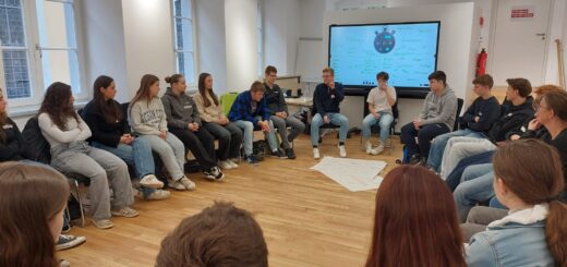 Schüler sitzen im Stuhlkreis