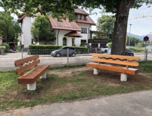 zwei Holzbänke