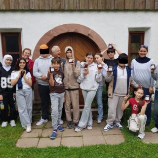 Jugendliche beim Imker