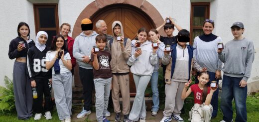 Jugendliche beim Imker