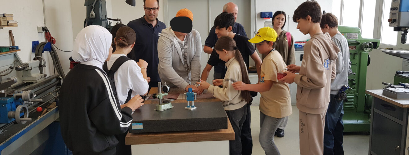 Gruppe Jugendlicher in einer Firma