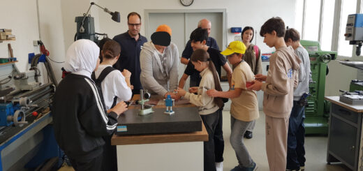 Gruppe Jugendlicher in einer Firma