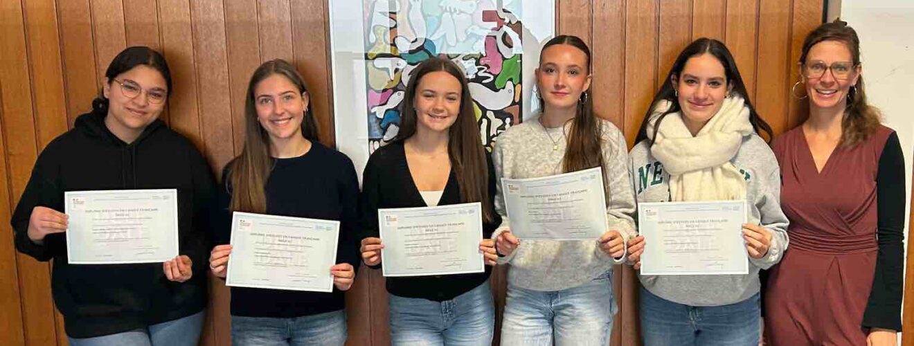 Fünf Schülerinnen und eine Lehrerin mit dem Delf Zertifikat