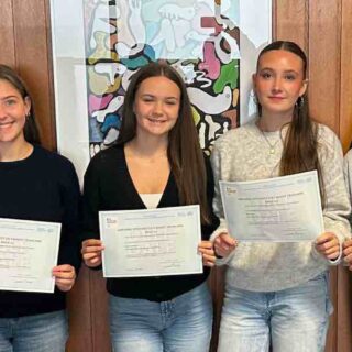 Fünf Schülerinnen und eine Lehrerin mit dem Delf Zertifikat