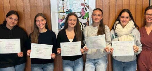 Fünf Schülerinnen und eine Lehrerin mit dem Delf Zertifikat