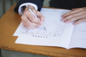 Hand mit Stift auf einem Papier