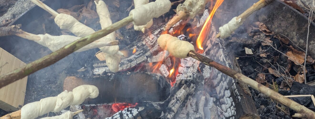 Lagerfeuer mit Stockbrot