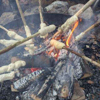 Lagerfeuer mit Stockbrot