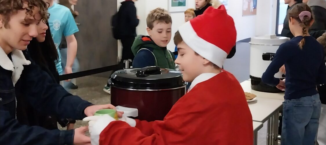 Schüler beim Punschausschank