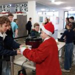 Schüler beim Punschausschank