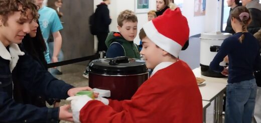 Schüler beim Punschausschank