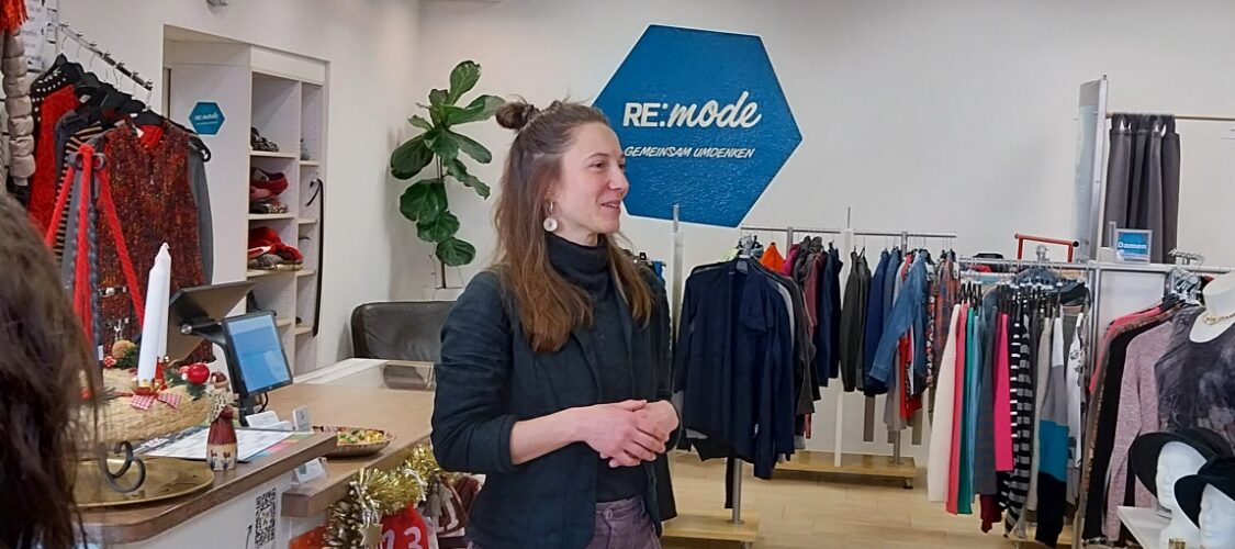 Verkäuferin in einem Secondhandladen