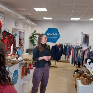 Verkäuferin in einem Secondhandladen