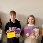 vier Kinder beim Vorlesewettbewerb