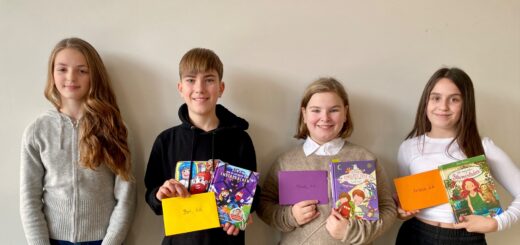 vier Kinder beim Vorlesewettbewerb