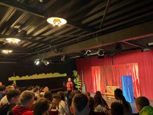 Kinder im Theater mit Schauspielerin