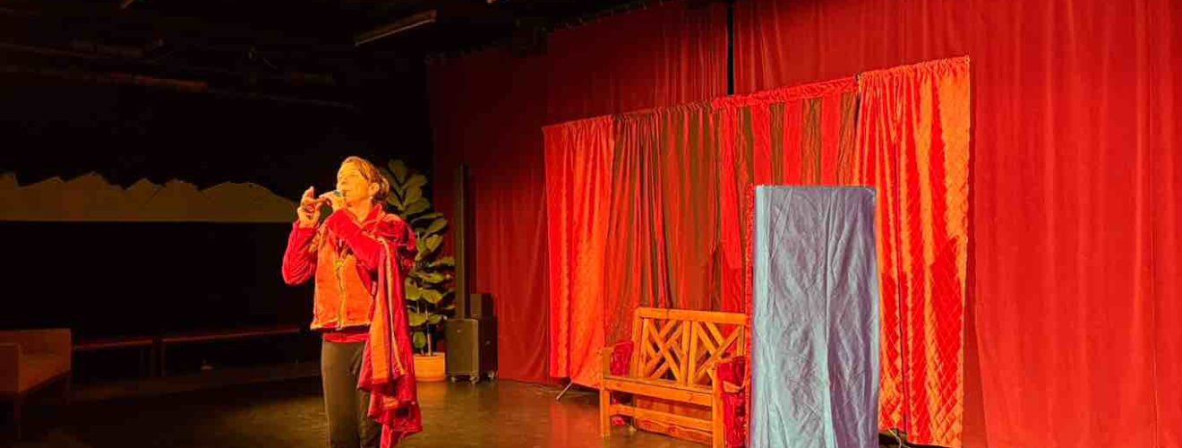 Schauspielerin mit Flöte