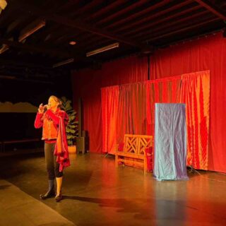 Schauspielerin mit Flöte