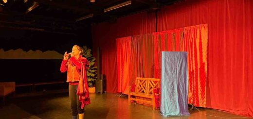 Schauspielerin mit Flöte