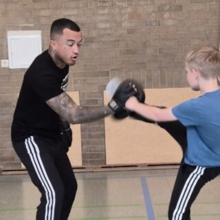 Schüler und Trainer üben Selbstverteidigung
