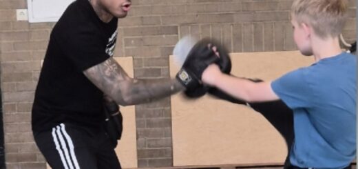 Schüler und Trainer üben Selbstverteidigung