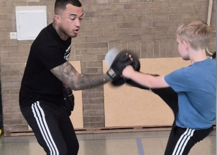 Schüler und Trainer üben Selbstverteidigung