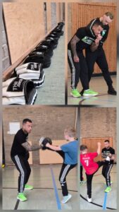 Schüler und Trainer üben Selbstverteidigung