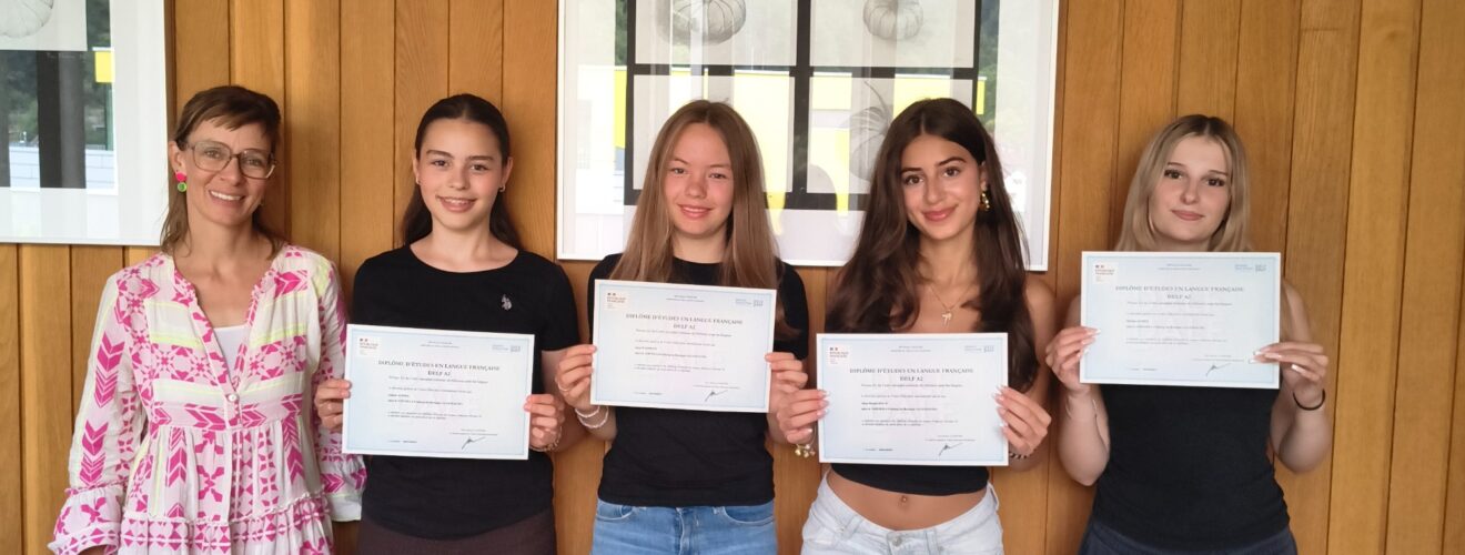 Schülerinnen und Lehrerin mit DELF Zertifikat