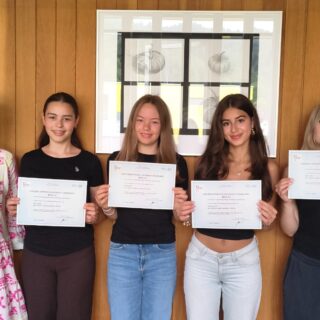 Schülerinnen und Lehrerin mit DELF Zertifikat