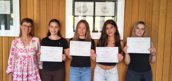 Schülerinnen und Lehrerin mit DELF Zertifikat